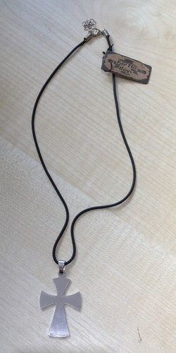 Men Boy Brushed metal cross / pendant necklace with a black rubber cord. - 第 1/2 張圖片