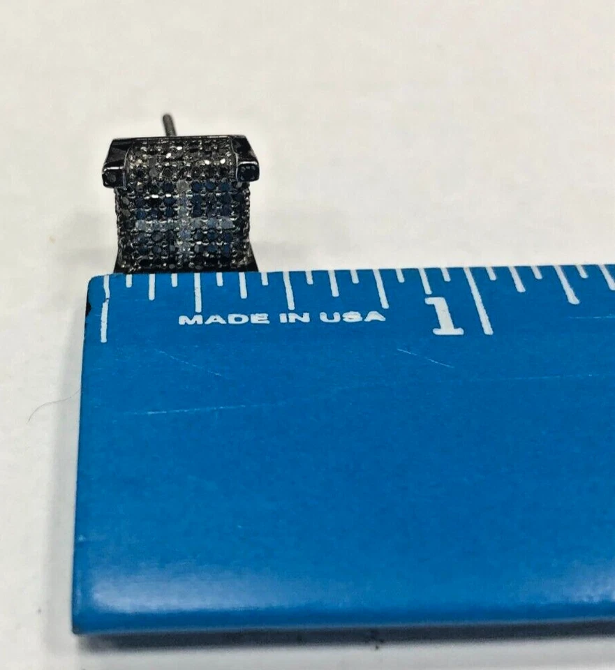 Tachuelas de diamantes blancos y negros pavé de 1,08 quilates enchapados en oro rodio gris de 10 quilates Foto 4 de 4