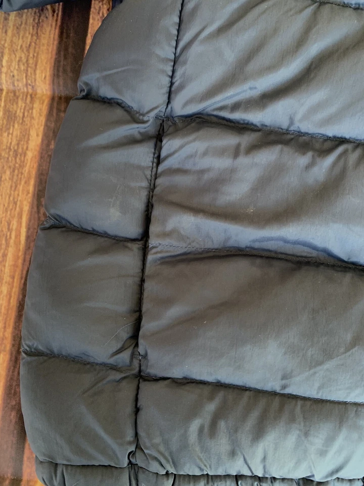 Chaqueta acolchada con capucha azul marino cremallera completa manga larga Uniqlo para niños talla: 9-10 Foto 4 de 4