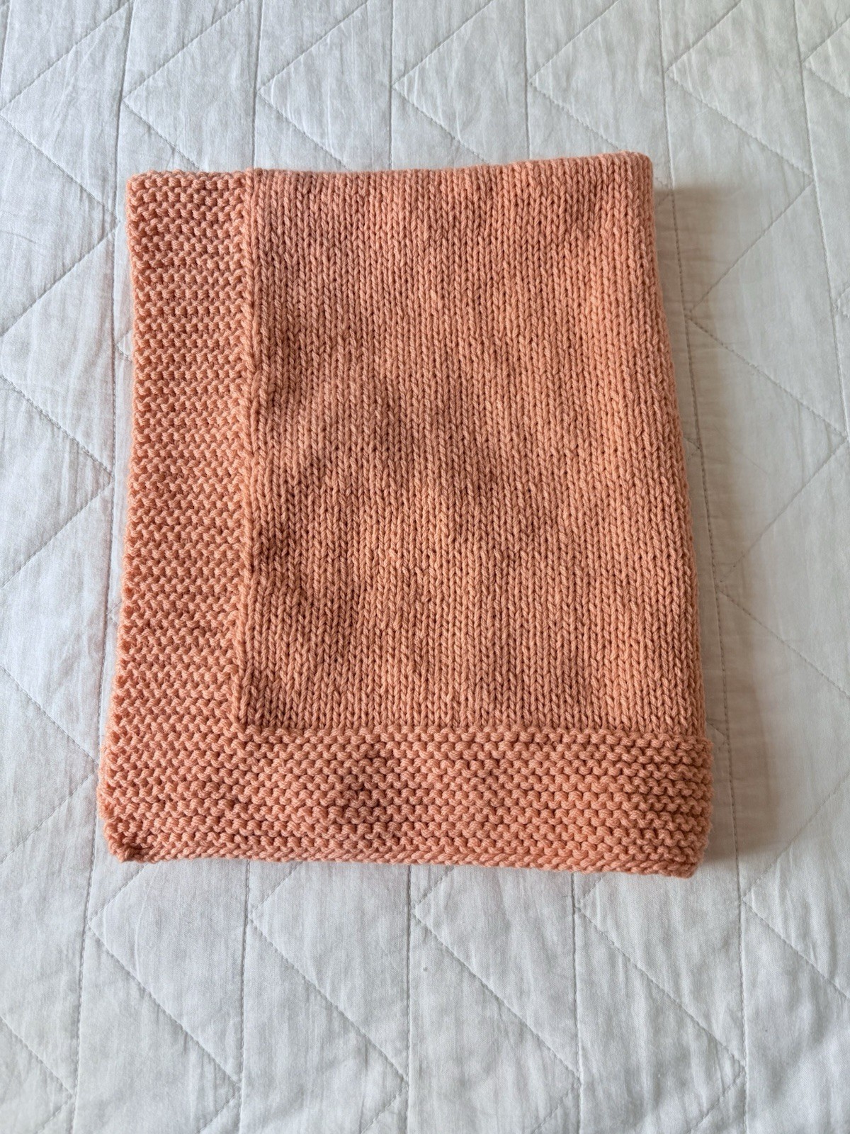 Couverture bébé laine mérinos pour balades en poussette, plaid tricoté main rose pêche 75x100cm