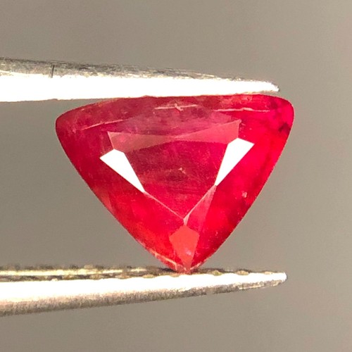 Natural Gorgeous A++ Triangle Red Ruby 1.20 Carat's cut Gemstone - Foto 3 di 4