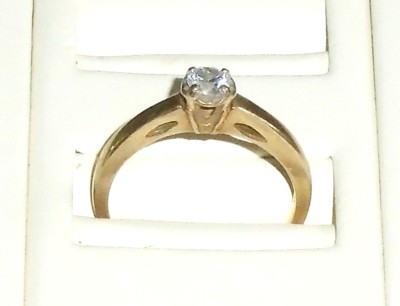 Beautiful Estate Find -10kt Solid Yellow Gold & 1/4kt Diamond Ring Size 7 - 2.2g