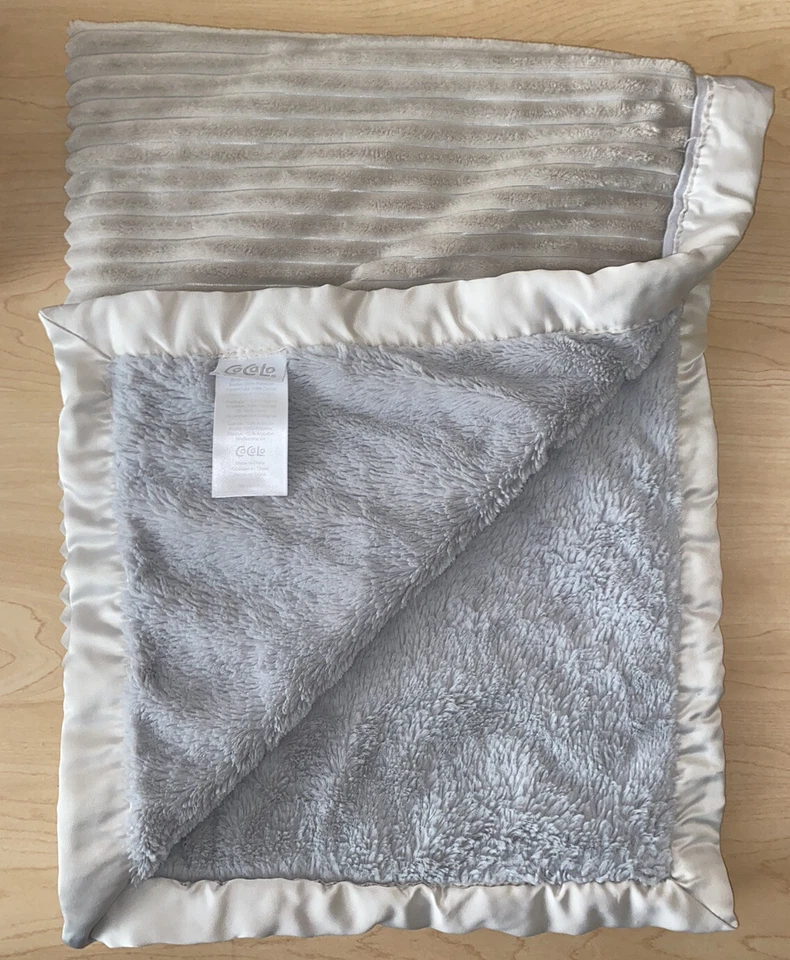 "Manta bebé CoCaLo gris elefante acanalada satinado ribete felpa 40""x30"" pana" Foto 3 de 4