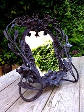 Ancien miroir de coiffeuse avec cadre en métal motif fleurs réalisé par forgeron