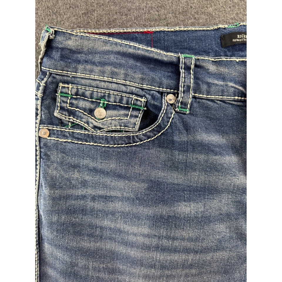 Pantalones de mezclilla rectos True Religion Ricky Big T con solapa para hombre talla 36x32 lavado medio Foto 3 de 4