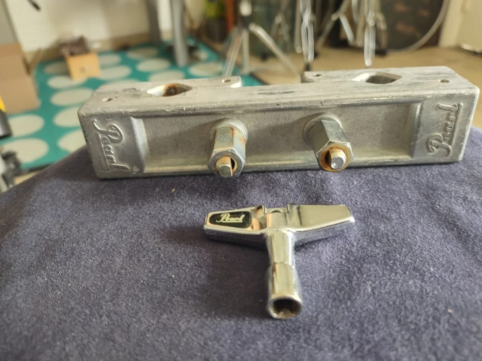 Abrazadera de liberación rápida doble Pearl usada con llave de tambor PEARL Foto 3 de 4