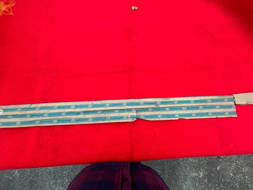 Oldsmobile Cutlass F-85 'S' 1970 moldura de puerta inferior con clips Foto 2 de 4