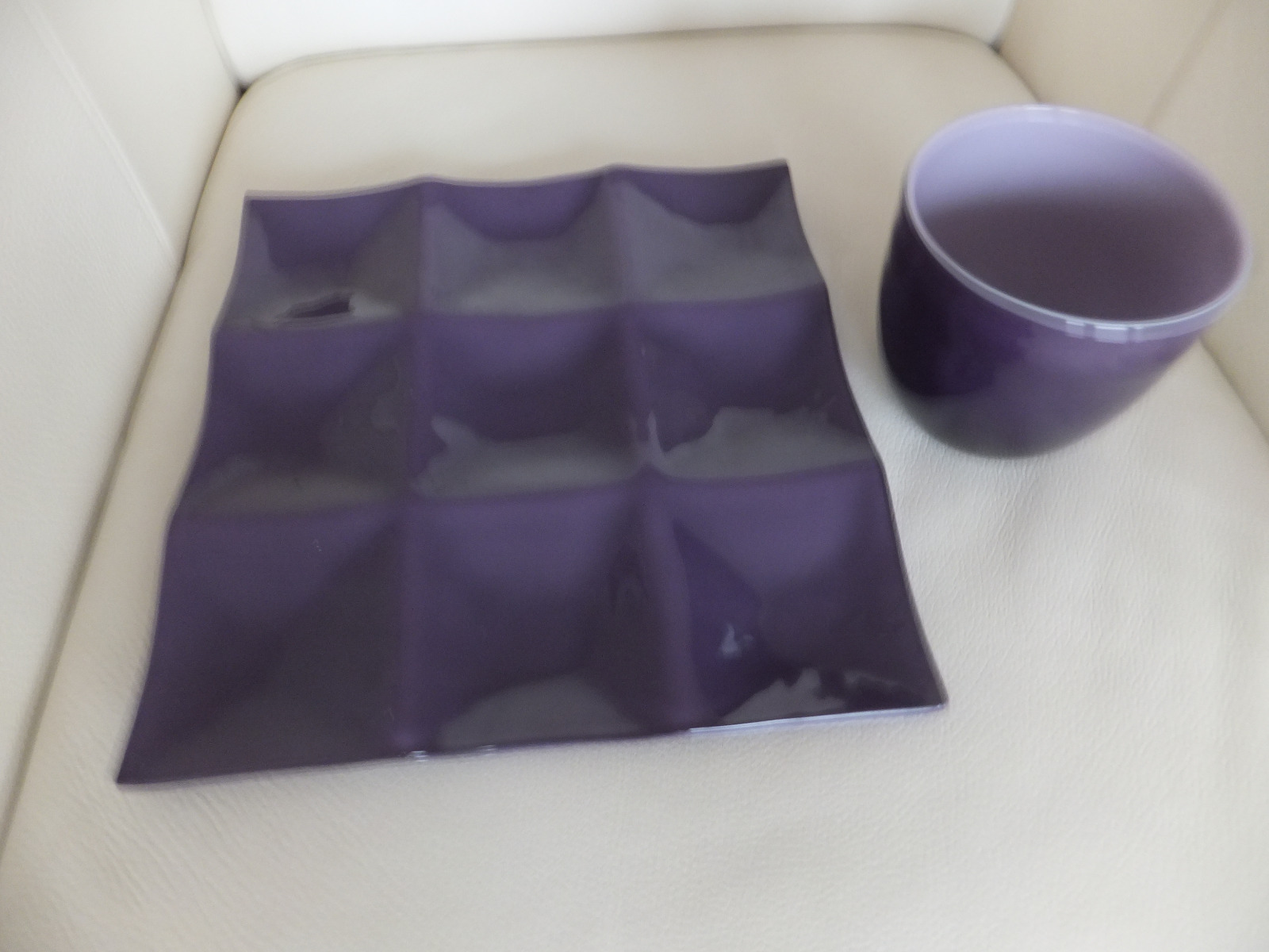 GLAS TELLER LILA 27X27 CM MIT 9 VERTIEFUNGEN ACHTUNG! OHNE VASE