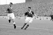 Birmingham City Alex Govan crosses ball past Chelsea Ian McFarlane Old Photo