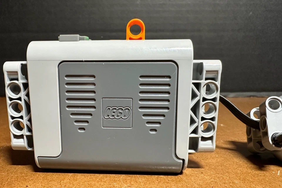 Lego authentic Power Functions Battery Box & Lego 8883 Motor 2005 genuine works! - Image 3 of 4