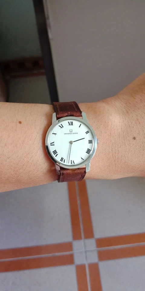 Reloj vintage universal geneve años 70-hecho en Suiza, cuerda manual para unisex Foto 2 de 4