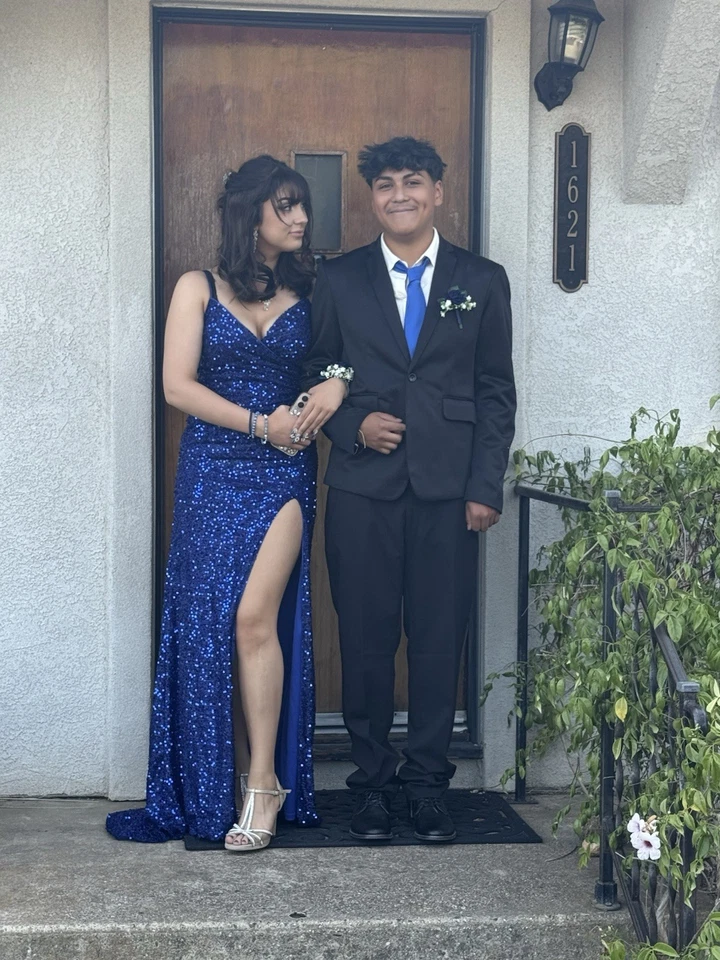Vestido largo formal de graduación azul real para mujer, con abertura y elástico. Foto 2 de 4