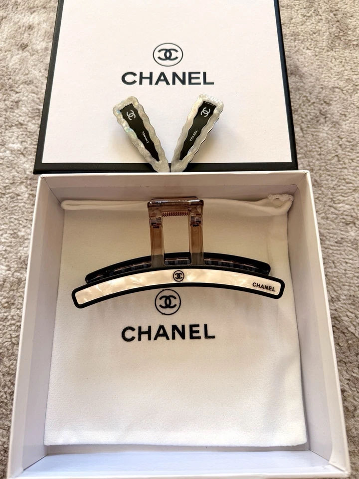 Conjunto de presilhas de cabelo branco/preto - GWP VIP presente ChanelBeauté - Imagem 2 de 4