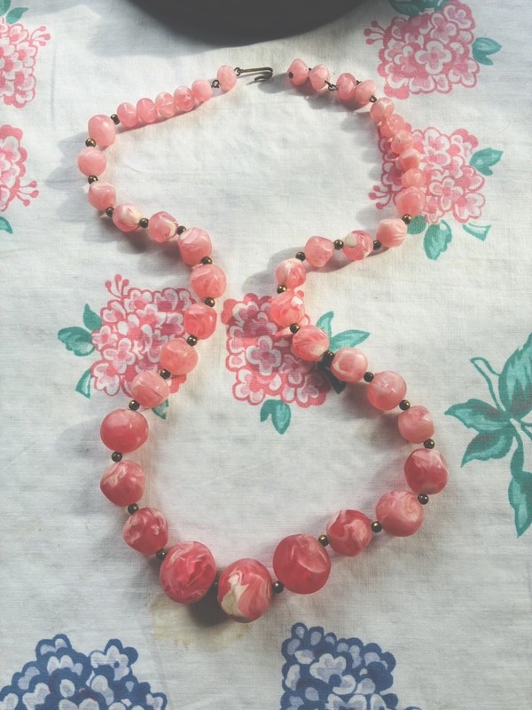 VINTAGE 50-60s BEADED PINK/WHITE MARBLEIZED NECKLACE SIGNED KRAMER OF NY 25” LG