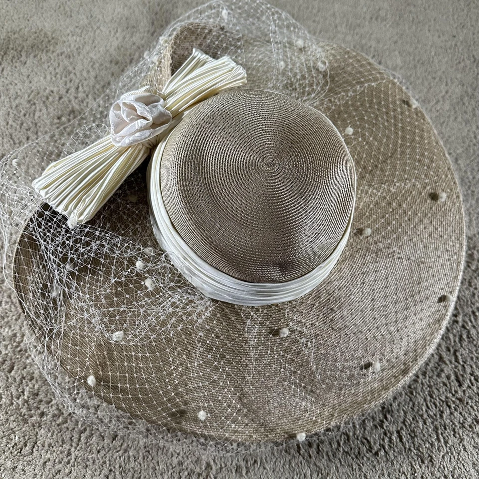 Sombrero Whittall & Shon Ala Ancha Derby Velo Lazo Flor Marfil Crema Mujer Elegante Foto 2 de 4