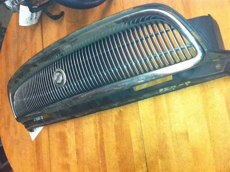 Rejilla Chrysler Town Country 96-97 con insignia Foto 4 de 4