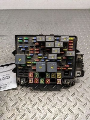2003-2005 Chevy Silverado 1500 2500 3500 Engine Fuse Box 6.0L 8.1 OEM