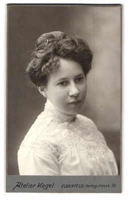 Fotografie Atelier Kegel, Elberfeld, Herzogstrasse 32, Porträt von Milly 1904 