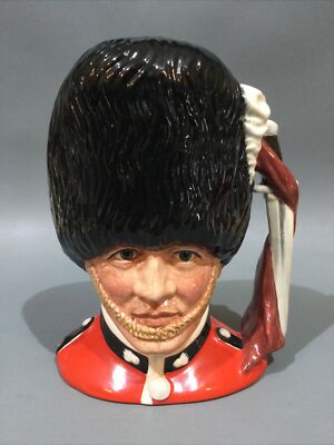 Royal Doulton Figuren Krug The Guardsman D 6755
