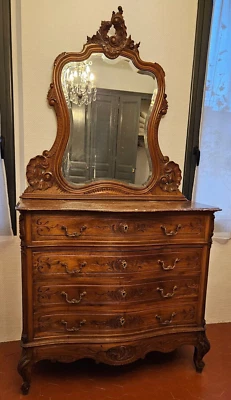 Belle commode Louis XV style rocaille avec dessus en marbre à miroir biseauté - Photo 1/4
