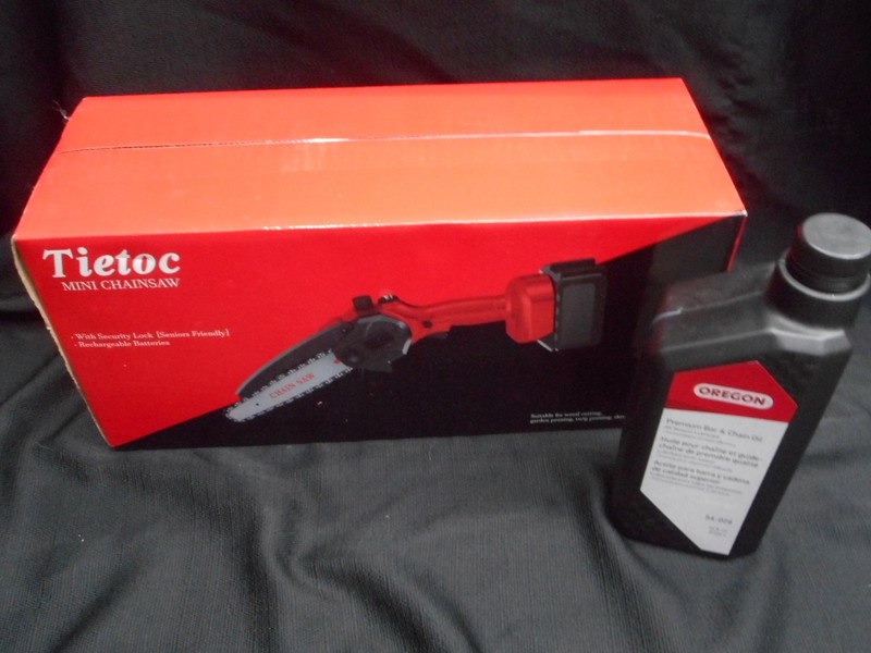 Tietoc Compact Battery Chainsaw 6 Inch Electric Chainsaw with oil and battery