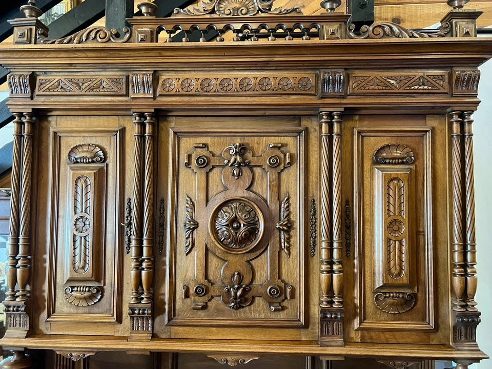 Antiguo armario buffet francés de nogal de la década de 1860 Foto 2 de 4