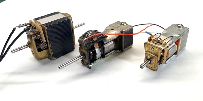 3 DC 12V ELECTRIC MODEL TRAIN MOTORS-2.4MM SHAFT. EXCELLENT RUNNING, POWERFUL