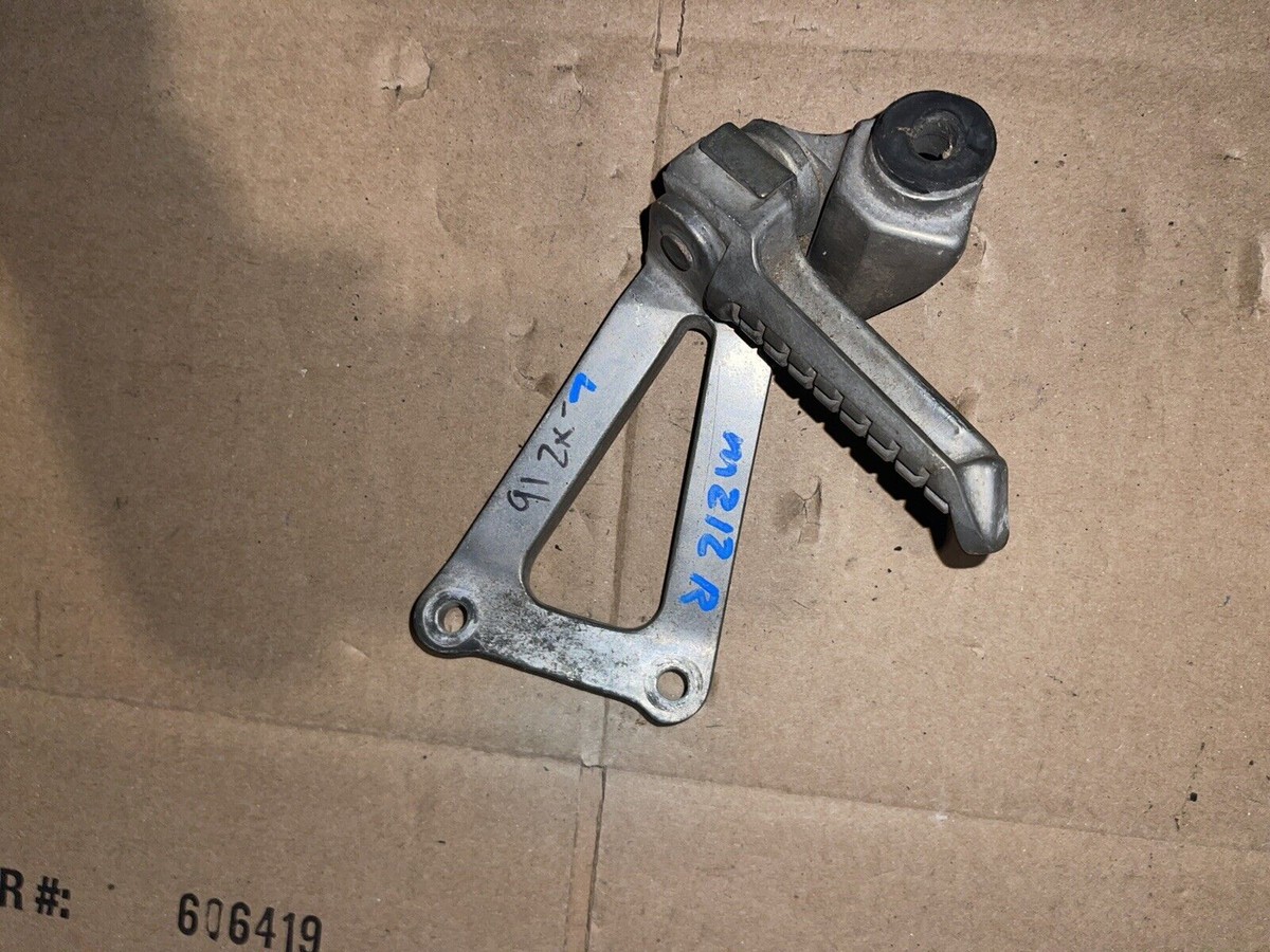 91 92 KAWASAKI NINJA ZX7 7 R RIGHT REAR PASSENGER PEG BRACKET
