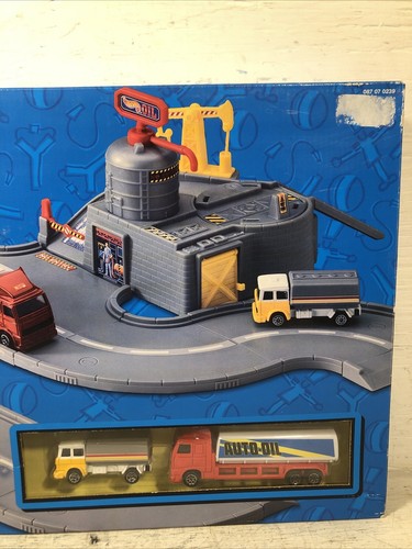 Hot Wheels World Deluxe Oil Refinery Play-set New In Box Factory Sealed 2 Trucks - Picture 3 of 16