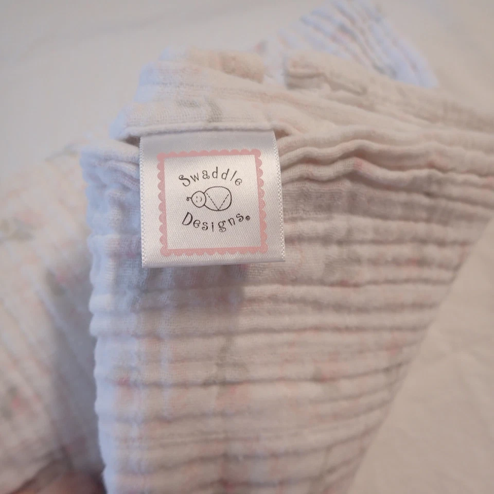 Manta Swaddle Designs blanca con flores rosas 100 % algodón 41 x 40 pulgadas Foto 4 de 4