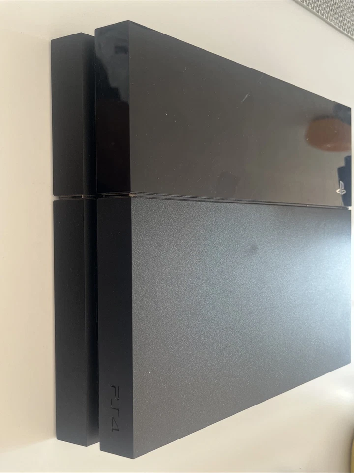 Sony PlayStation 4, photo 1 of 5