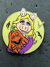 Miss Piggy with Kermit the Frog Squash 2024 Muppets Halloween Disney Pin 167992