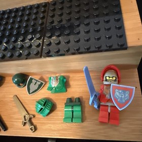 LEGO 8801 CASTLE KNIGHTS ATTACK BARGE  2 minifigures NEW LION CROWN BLUE FLAGS