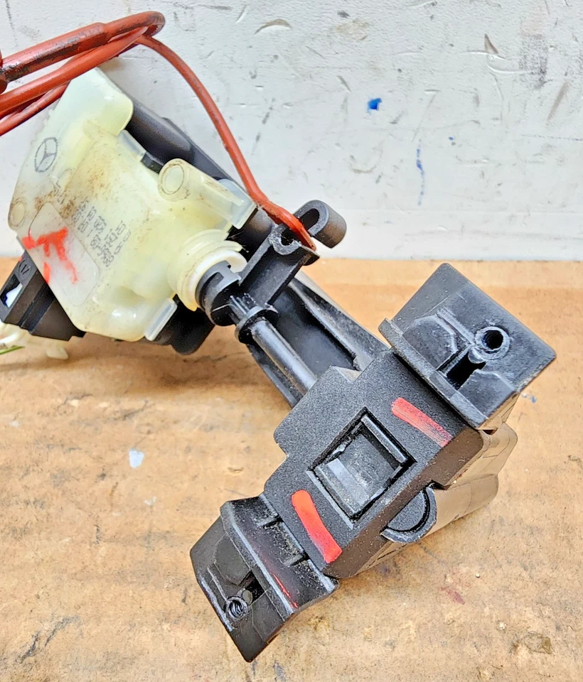 Actuador de bloqueo de puerta de combustible Mercedes R350 R320 R500 2006-2011 A2516390007 OEM Foto 3 de 4