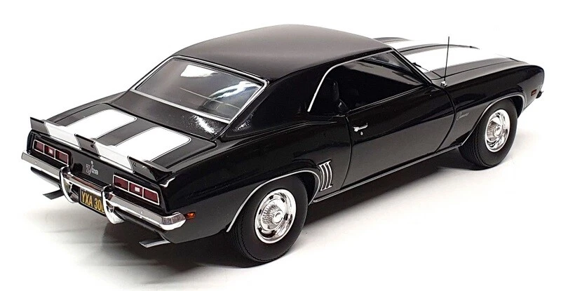 First Gear 1/25 Scale 40-0237 - 1969 Chevrolet Camaro Z/28 - Black/White - Image 2 of 4