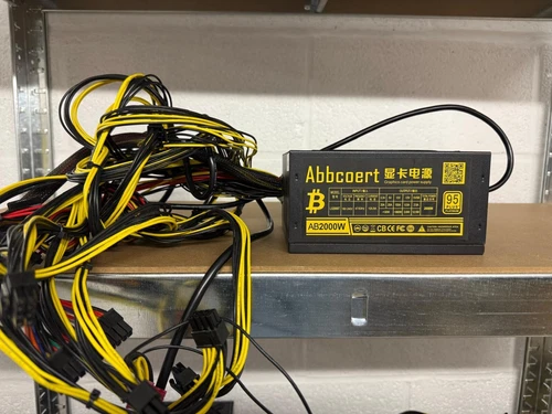 Alimentation Serveur -Mineur 2000 W + les fiches de connexion en très bon état 