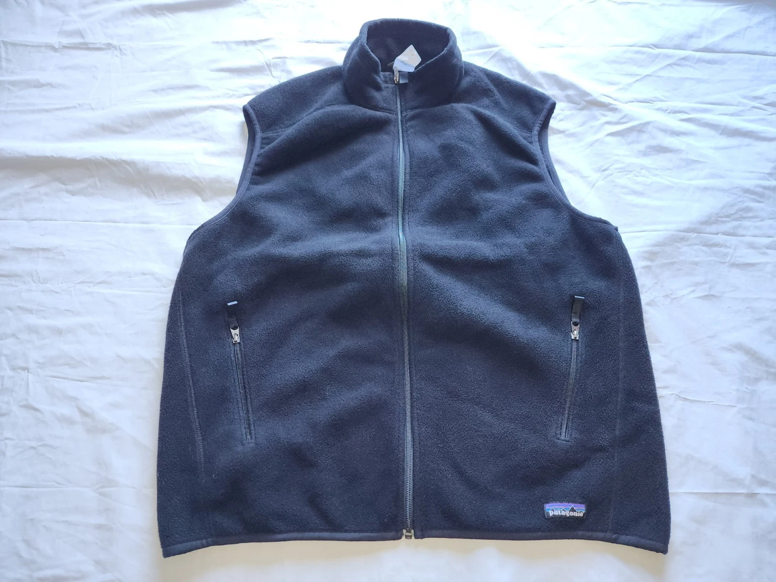 PATAGONIA SYNCHILLA MEN'S FLEECE LINED VEST BLACK SIZE XLARGE IS USED, IT HAS A
