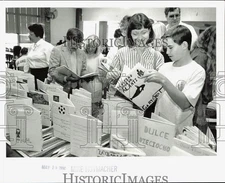 1992 Press Photo Karen English and son Jeff peruse book at Brooks Middle School