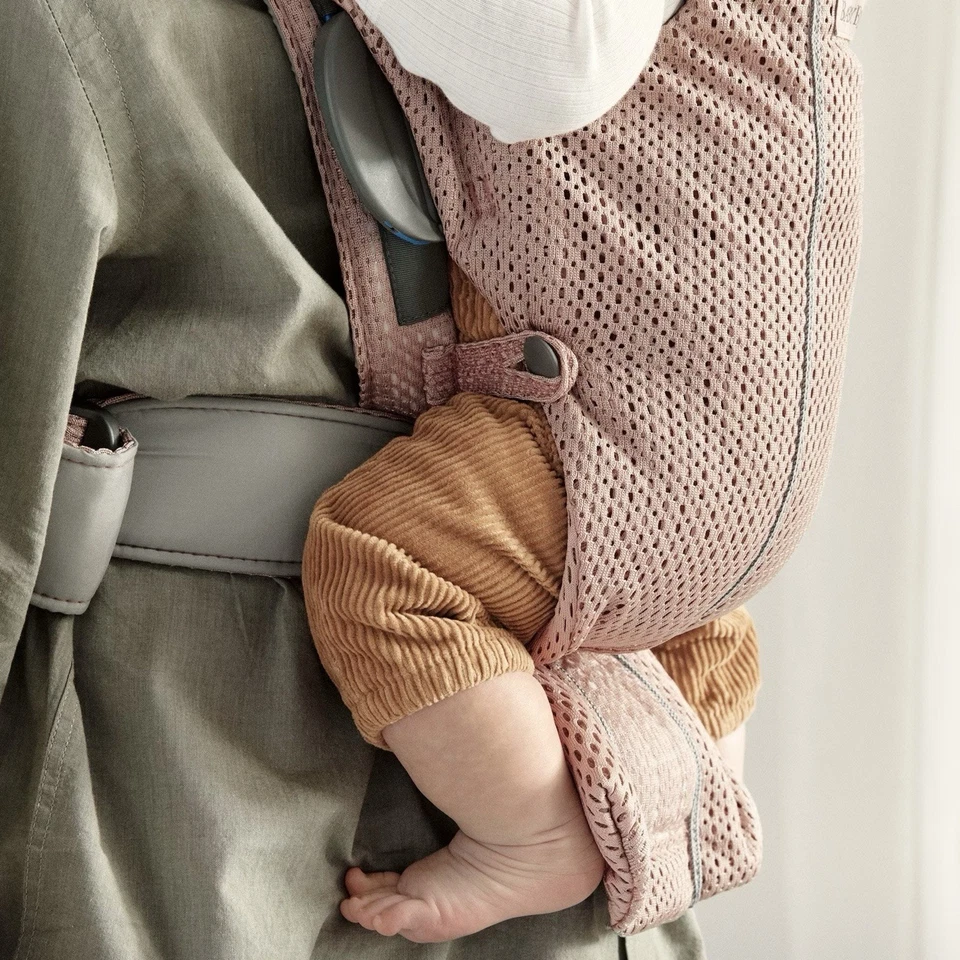 Portabebés BabyBjörn Mini Malla 3D Polvoriento Rosa Malva | Recién nacido hasta 24 libras | Usado en Excelente Condición Foto 3 de 4