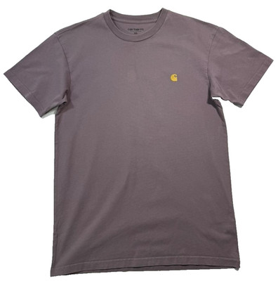 Carhartt Wip Chase T-Shirt in der Farbe Porphyr mit einem goldenen Logo - Grö...