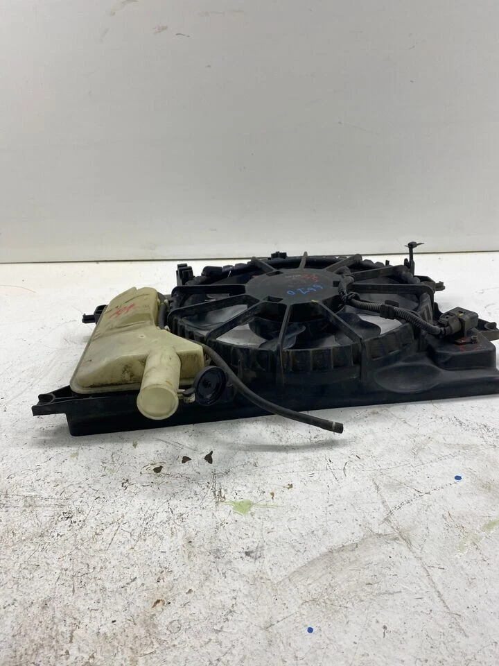 ¡DEFECTO! Cubierta del ventilador de refrigeración del radiador Hyundai Elantra 2011-2013 y motor OEM Foto 4 de 4