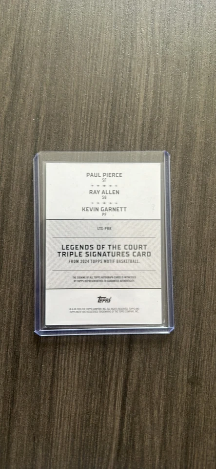 2023-24 Topps Motif Triple Auto Kevin Garnett Ray Allen Paul Pierce/10 Celtics Foto 2 de 2