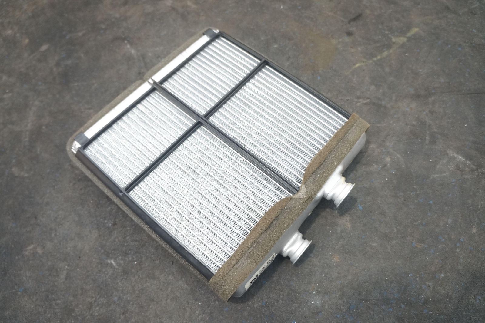Engine Intercooler Auxiliary Radiator Oil Cooler 306598 Aston Martin Vantage 19