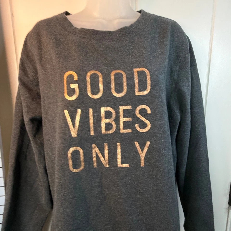 Moletom feminino GREEN TEA Gold Spellout "Good Vibes Only" preto gola redonda grande - Imagem 2 de 4
