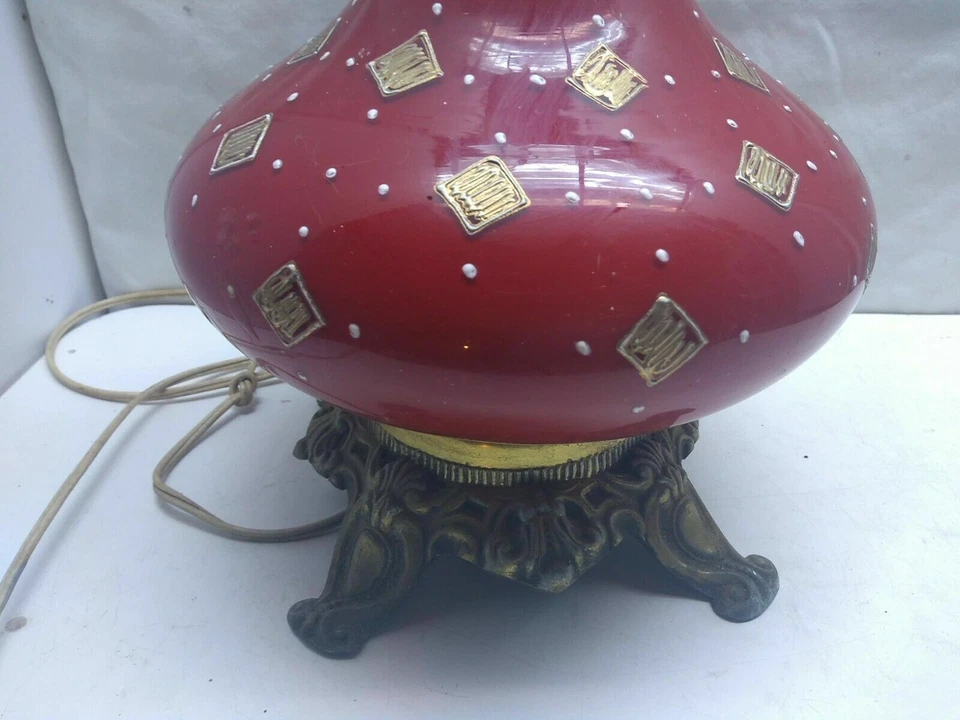 Juego de lámparas de mesa de 36" con base de metal de latón con pie de garra de vidrio rojo decorado a mano Foto 3 de 4