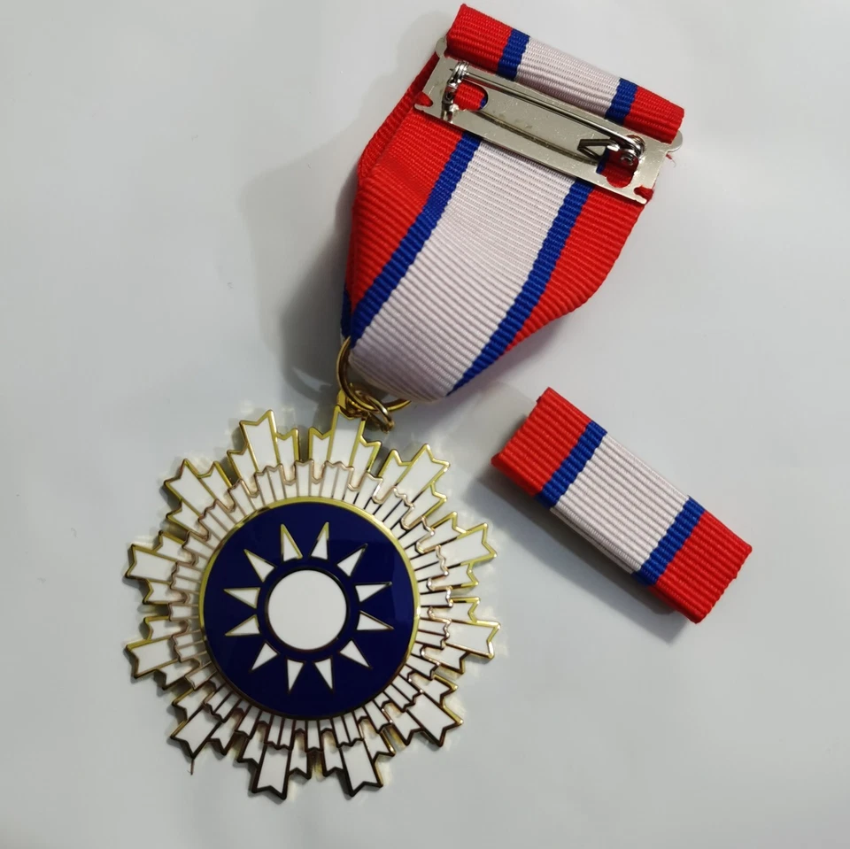 Segunda Guerra Mundial Medalla Militar China Kuomintang Orden Cielo Azul y Sol Blanco Foto 2 de 4
