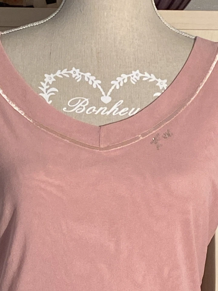 SUPERBE TOP ROSE FUEGO T42   V devant et dos surpiqures brillantes LOGO STRASS - Photo 4/4