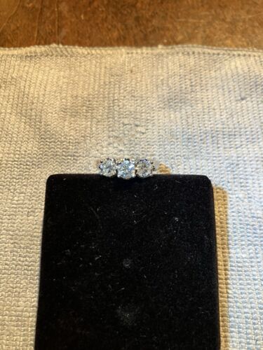 *NEW* 14k White Gold Diamond (4.5g) 3 Stone 1.12 Carats TDW, SI2 Color I, Size 5 - Picture 4 of 9