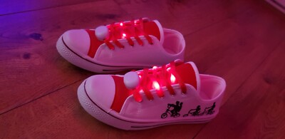 Stranger Things inspirierte Turnschuhe. Leuchtschnürsenkel Blinkmodi. UK Größe 4 - 5