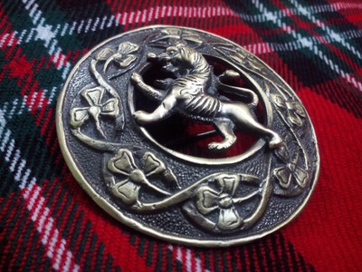 Broche (Kilt Pin) Motif Chardon Jaune Pour Plaid écossais - Pierre Et Cuivre - Neuf